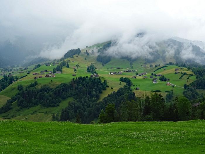 MTB 7-Seen-Cross / Transalp vom Unterallgäu zum Lago Maggiore und zum Gardasee, Grüne Hügel und graue Wolken