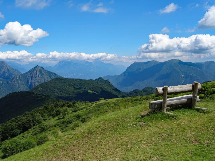 MTB 7-Seen-Cross / Transalp vom Unterallgäu zum Lago Maggiore und zum Gardasee, Bänklein während der Fahrt bergauf