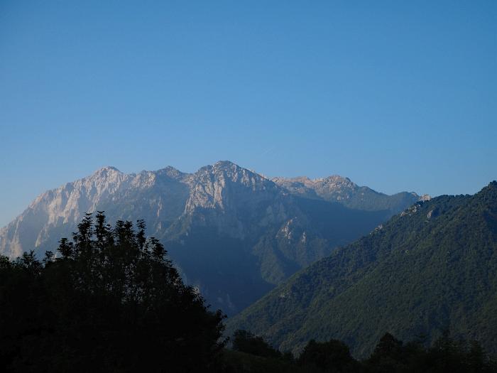 MTB 7-Seen-Cross / Transalp vom Unterallgäu zum Lago Maggiore und zum Gardasee, Bergpanorama mit wolkemlosem Himmel