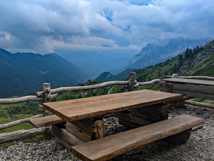 MTB 7-Seen-Cross / Transalp vom Unterallgäu zum Lago Maggiore und zum Gardasee, Tisch und Bank laden zur Pause ein