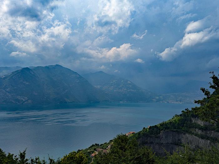 MTB 7-Seen-Cross / Transalp vom Unterallgäu zum Lago Maggiore und zum Gardasee, Über dem Iseosee ziehen dunkle Wolken auf