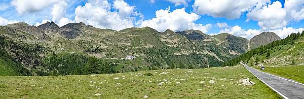 MTB Westalpencross 2018, Panorama mit Kloster Sankt Anna am Col Lombarde